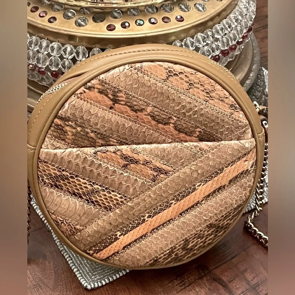 🔥🔥Like New Exclusive Design Authentic Tory Burch Crossbody Bag So Chic $ Unique